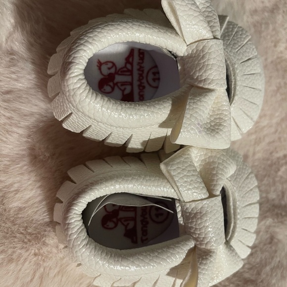 White Baby Moccasins with Bow - Picture 3 of 13